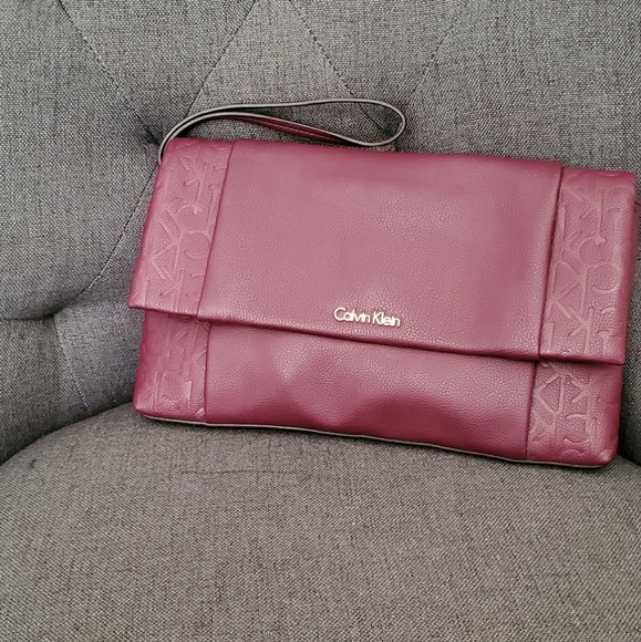 Calvin Klein Handbags - Calvin Klein Clutch